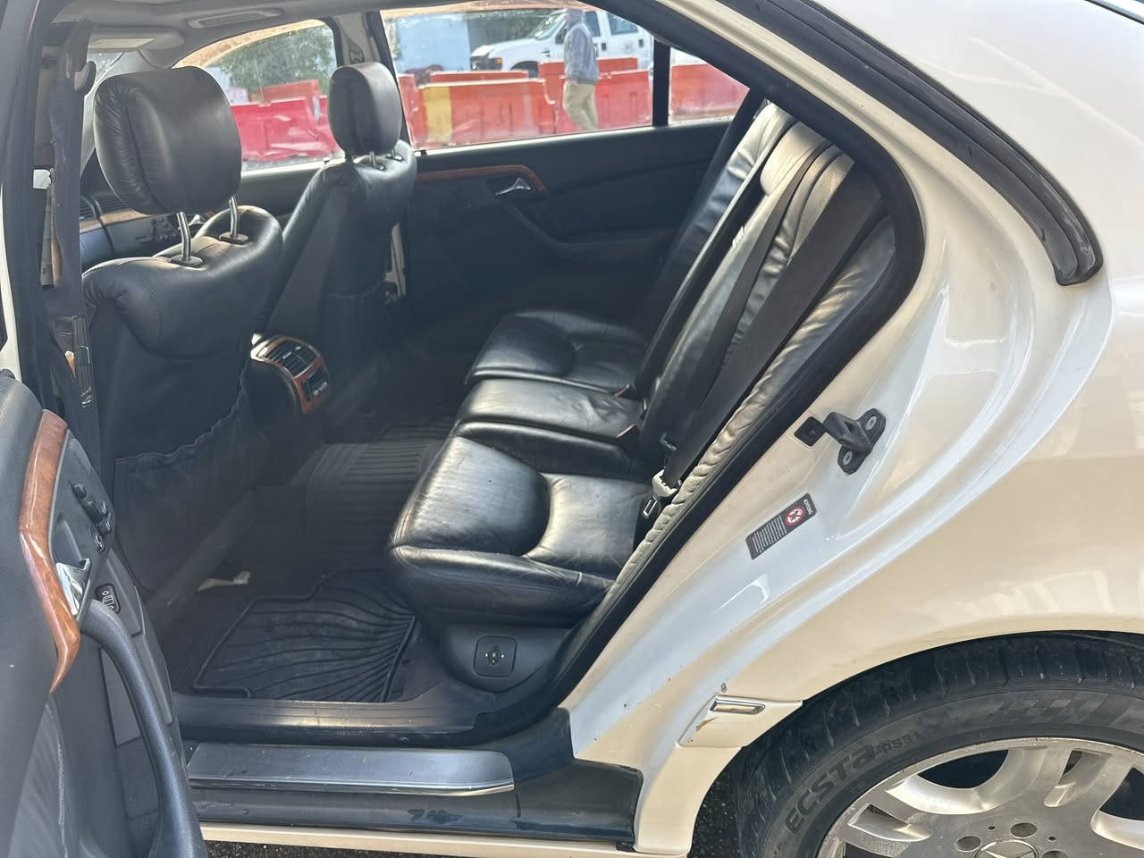 السلام عليكم ورحمه الله وبركاته اخواني الكرام 
مارسدس غواصه مديل اصل2001 
سياره S500 محرك V8  فول باب طويل 
“
برده سلايت كهرباء“”
السياره وارد ياباني بيه باب مبدل وجاملخ مبدل صبغ ما مبيه فقط هاي طخه بجاملخ الخلفي ولسه ما صابغه
كفاله من الضربه 
حساسات خلفيه واماميه بدلت تخم كامل مال حساسات بس نقصهن فيوزات ما مسويهن يعني شغالات  
كشنات خزن ميموري كشنات تبريد او تدفئه كله شغاله مكينه كير جدد 
حداده خلفيه اماميه 80بالمئه 
تخم ويل كبل الاصلي ما غواصه حجم 17هنه وتايرات
ادامه للمحرك نوزلات ابلكات مجاول كلهن جدد 
السياره كل نقص مابيه اي شي بيه شغال وماكو بيه اي جطل معرف شنو كله ع وضع الشركه  

اكو بيه نقوصات بسيطه مثلا عندك جوبلس امامي فقط يرادله انزله من سعره تبديل تجي اشوفه اي نقص بيه ينزل من سعره لان صراحه اني طالب واريد سياره كوريه مال خط 
سعره120 وبيه مجال اي نقص ينزل من سعره 
سياره مكانه نجف حي الجامعه 
***********
