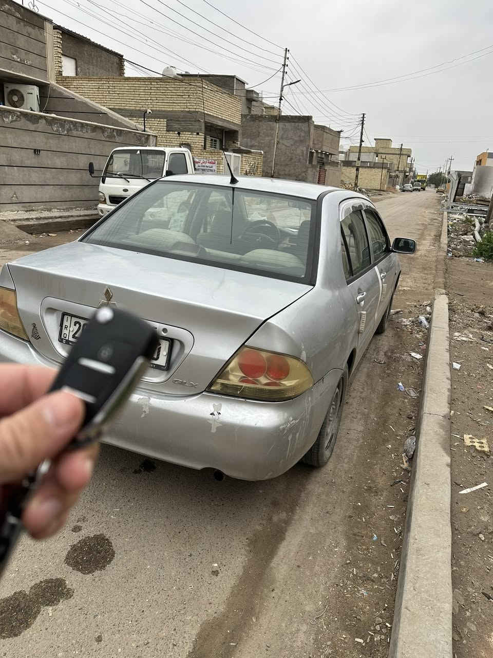 السلام عليكم 
السياره مغاسلها شارعنه طين 
للبيع لانسر موديل 2010
محرك 1500 قبق اسود 
محرك وكير خير من الله  
بيها ضربه بالجاملغ الامامي مال سائق ومصبوغه حزام 
تبريد شغال وكهربائيات كلها شغالة وغرفتها نظيفة وصدرها تعبان السعر 70 وبيها مجال قليل السياره باسمي شرط التحويل 
موقعها بغداد / الزعفرانية 
***********
