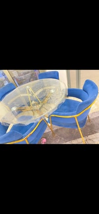 ميز طعام • للبيع