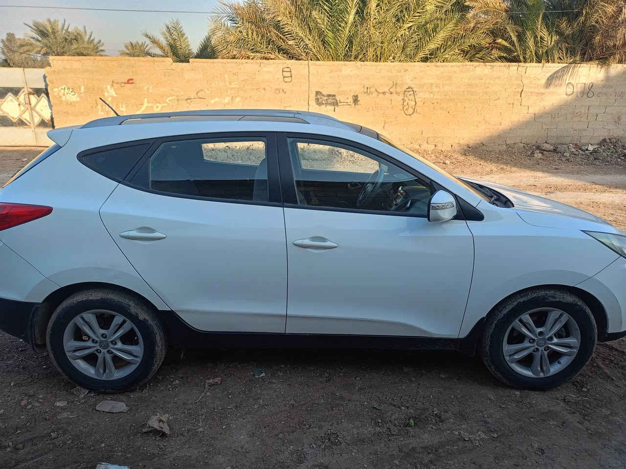 توسان خليجي 2012  رقم بغداد الجديد باسمي تحويل ثاني يوم السنويه لغاية 27
الون ابيض 
بانوراما اشاير بالمري تخم تاير صدر جديد 
محرك 2000 دوش كير مكفولات 
ماشيه 180 حقيقي
جرس انذار 120
بيه صبغ ربع باب الجنطه بدون دواخل 
والباب لايمن الخلفي مقدار 20 سنت صبغ بدون دواخل
السعر 140 وبي مجال بسيط جداً 
العنوان : بغداد ابو غريب خلف ماركت وافران القمه 
ااتصال :***********
