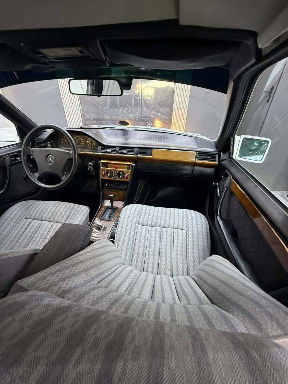 دب 300 محرك بطه موديل 89 بأسمي رقم  كركوك  انكليزي بدون تعمير ولا معجون ولا كص ولاخياس قواعد الدبلات سليمات بدون تعمير كهربائيات ستتر لوك فتحه سقف طكتين جام كهربائي كله شغال تبريد شغال تخم تاير وباتري جديد السيارة كاملة مكملة ماتصرف عليهه جاهزة من كل النواحي مكان كركوك ***********
