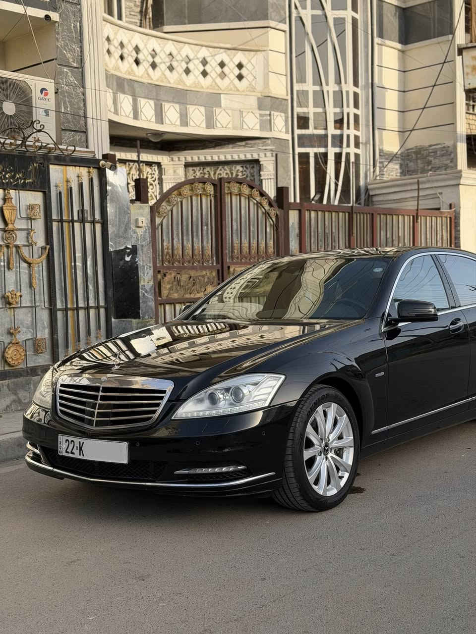 السلام عليكم للبيع فقط 
مارسدس موديل 2013 حجم 500 S 
مكفوله كفاله عامه بدون فتح بدون تبديل 
فول 1/1 باب طويل بانوراما كشنات تدفئه
كشنات تبريد بردات جلد كراسي كهرباء 
بعد على وضع الشركة جاهزه وجديده 
السعر 265 
العنوان بغداد بلديات 
الهاتف ***********
