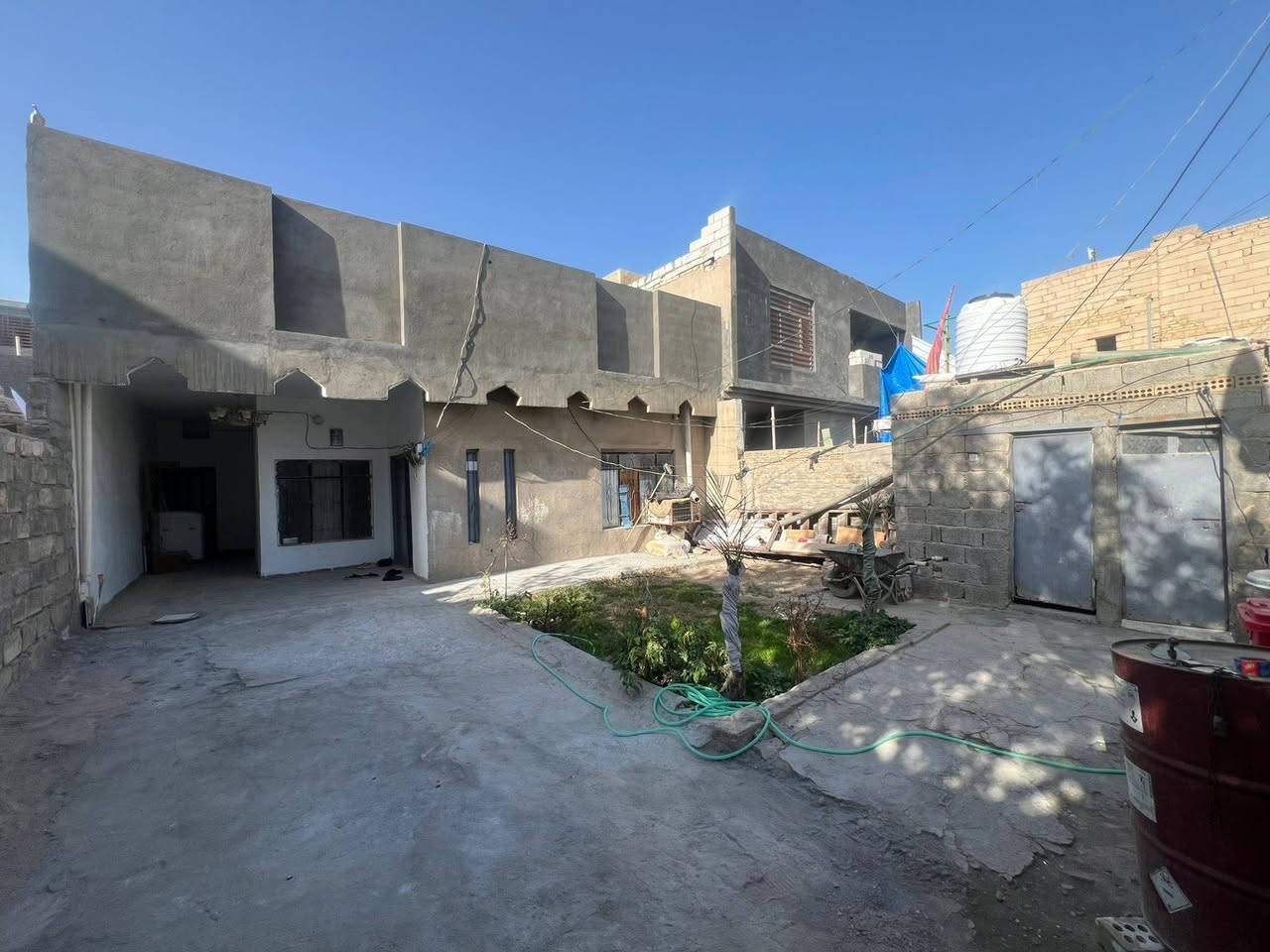 ياالله/بيت مساحة 250م طابو صرف كربلاء حي الغدير شارع 60 قرب البورصة غرفتين ومطبخ وصاله وهول واستقبال صحيات داخليه وخارجيه بيت مسلح نظيف( السعر  180 ) الاتصال *********** //واتساب ***********
