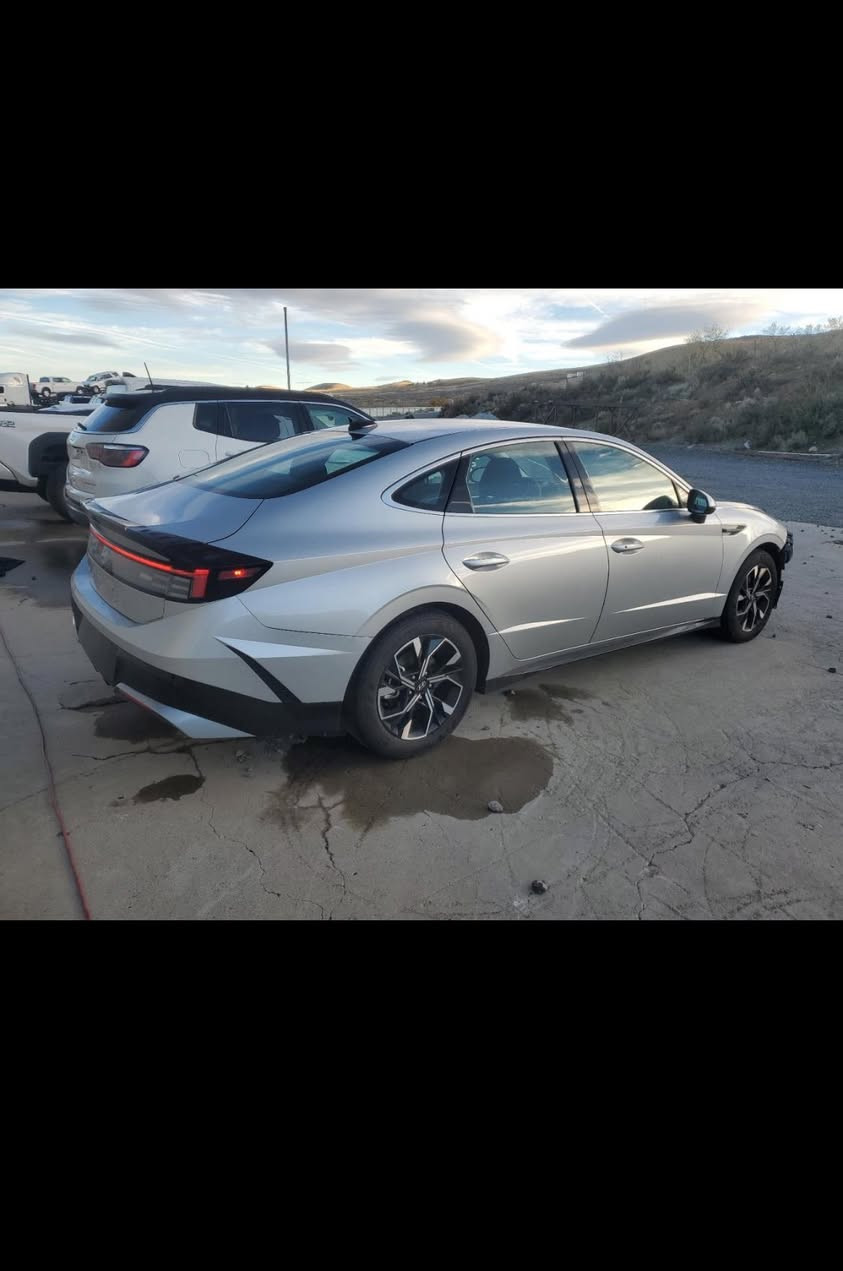 سوناتا موديل 25 SEL
السياره حادثه كلش حلو فقط دعاميه وجايه وياه تعتبر كلين شغاله السياره  ماشيه  14 الف حاليا بدبي ترهم كتاب شهداء بصره او اربيل 

***********

***********
