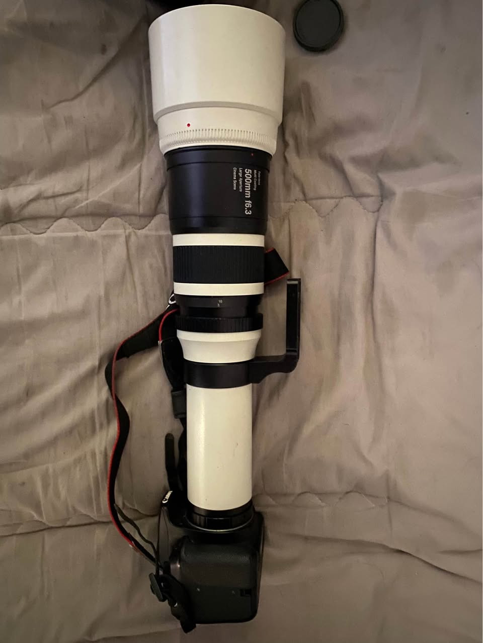نوع العدسة: عدسة تلي فوتو فائقة (Super Telephoto) ببعد بؤري 500 ملم وفتحة عدسة F6.3.نوع التركيز: يدوي (Manual Focus) بالكامل، مما يعني أنها تتطلب ضبطًا يدويًا للتركيز بدلاً من التركيز التلقائي.التوافق: العدسة مصممة لتكون متوافقة مع كاميرات DSLR من ماركات مختلفة مثل نيكون وكانون وسوني، وذلك باستخدام محول تركيب خاص (T-mount).

الطراز: كاميرا كانون EOS 1200D.نوع الكاميرا: كاميرا DSLR للمبتدئين.الملحقات الشائعة: غالباً ما تأتي مع عدسة زوم مثل 75-300mm أو 18-55mm، بالإضافة إلى بطارية وشاحن.الاستخدام: مناسبة للتصوير الفوتوغرافي العام بغداد, العراق


**إذا كنت صاحب هذا الإعلان وتريد حذفه لأي سبب، رجاءا أرسل رسالة إلى الدعم الفني**
