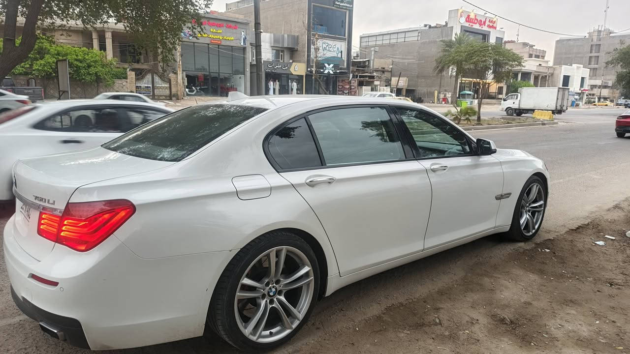 BMW 750il
m power 2012 نوزل قصير المرغوب للبيع او المراوس 
بدون حادث بيه رش ٤ قطع السيارة خير من الله جاهزه من كل النواحي عنوان السيدية اول معارض البياع ***********
