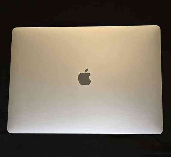 للبيع فقط ماك بوك برو 16
ملحقات للماك فقط: كيبورد اصلي + ماوس اصلي
ادابتر 
Gpu: amd radeon pro 5300M 4GB
Ram: 16GB
Hard: ssd 500GB
 Display: 2K+ Retina
Battery cycles: 220
Cpu: 2.6GHz 6core i7 intel
Touch Bar 
المكان: بغداد
واتساب:***********
