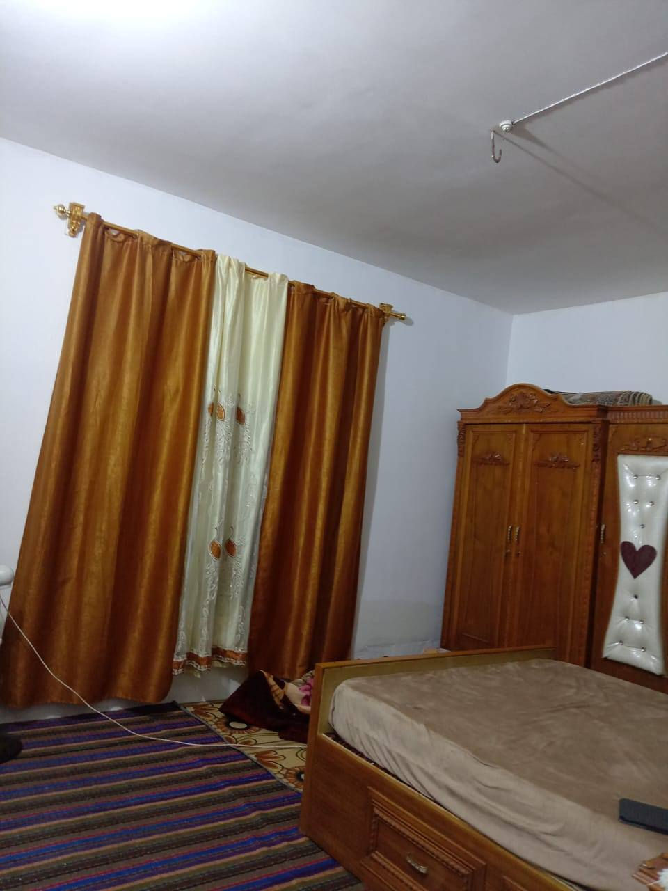 السلام عليكم اخوان دار للبيع مساحه 250 متر طابو زراعي سند 25 كافه الخدمات العنوان حله تقاطع العلويه شريفه بنت الحسن عليها السلام  للاستفسار زياره مكتب ابو غيث العقار***********
