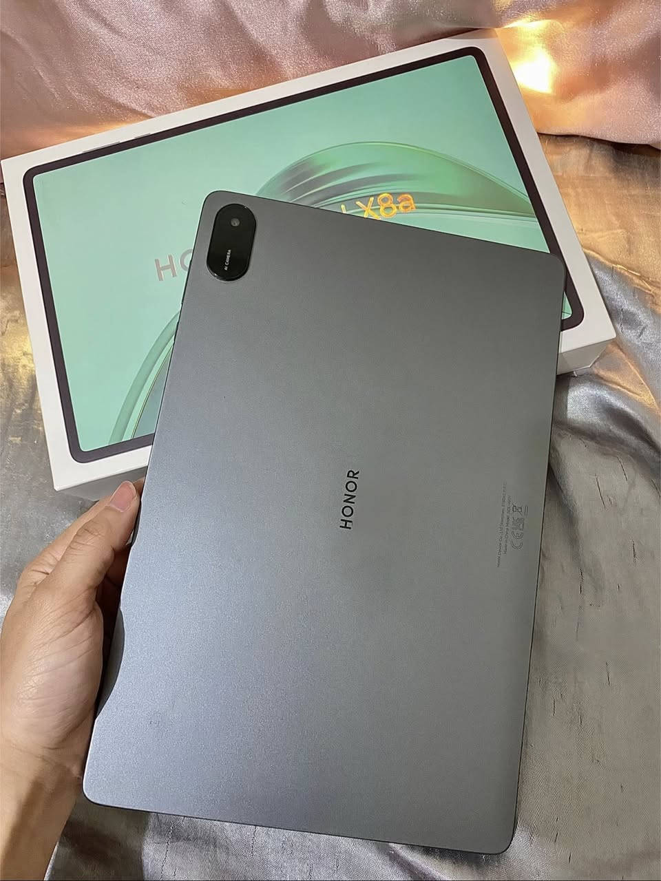 Honor pad x8a 
جديد ومستخدم فقط كم ساعه جبته لاختي ومقبلت تاخذه تريد لون وردي 
اذا ( ويا كفر جيلاتين اصلي وكفره 
الخاص +كيبورد + قلم جوكر خاص + كيبل شاحنه )
كل هالملحقات ب ٢٠٠ وذا وحده ١٨٠ السعر مابي مجاال ابداااا ايباد جديد ونضيف وكلش حلو 
+ اراوس ب ايباد وردي بس كون هم جديد للتواصل 

واتساب /*********** 💕💕
