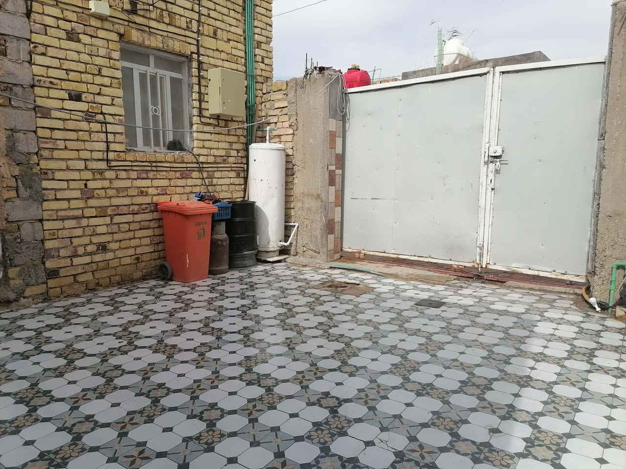 # بيت + مشتمل  للبيع    زراعي  سند  25  حي لعيبي
شارع الصوره تدخل 

 ثالث شارع ع ايدك اليسار 

 

 
خدمات كامله  من ماي وكهرباء وشارع
 سبيس 
  مشتمل   من ضمن البيت متكون من

 غرفه ومطبخ وصحيات درجه أوله 

🔹 المساحة: 200 متر

🔹 البناء: حديث  سنه 2020
🔹 الأرضية: بورسلين درجه أولى
🔹 يتكون من:
▪️ غرفتين
▪️ صالة كبيره
▪️ مطبخ 
صحيات خارجي وداخلي 
او مخزن 
✨ بيت مرتب وجميل وجاهز للسكن
📩الاتصال ب رقم  التالي..
 
***********

اخوان اتصال فقط ما موجود ع فيس
