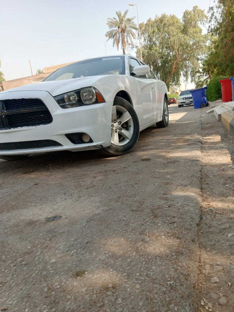 السلام عليكم 
جارجر امريكي 2014
لون ابيض صبغ عام 
تخم تاير تبريد فول 
سعر 95ورقه.  بيها مجال 
كامله هزه باقي بس دفع الكمرك 
العنوان بصره قرنه  
 ***********
