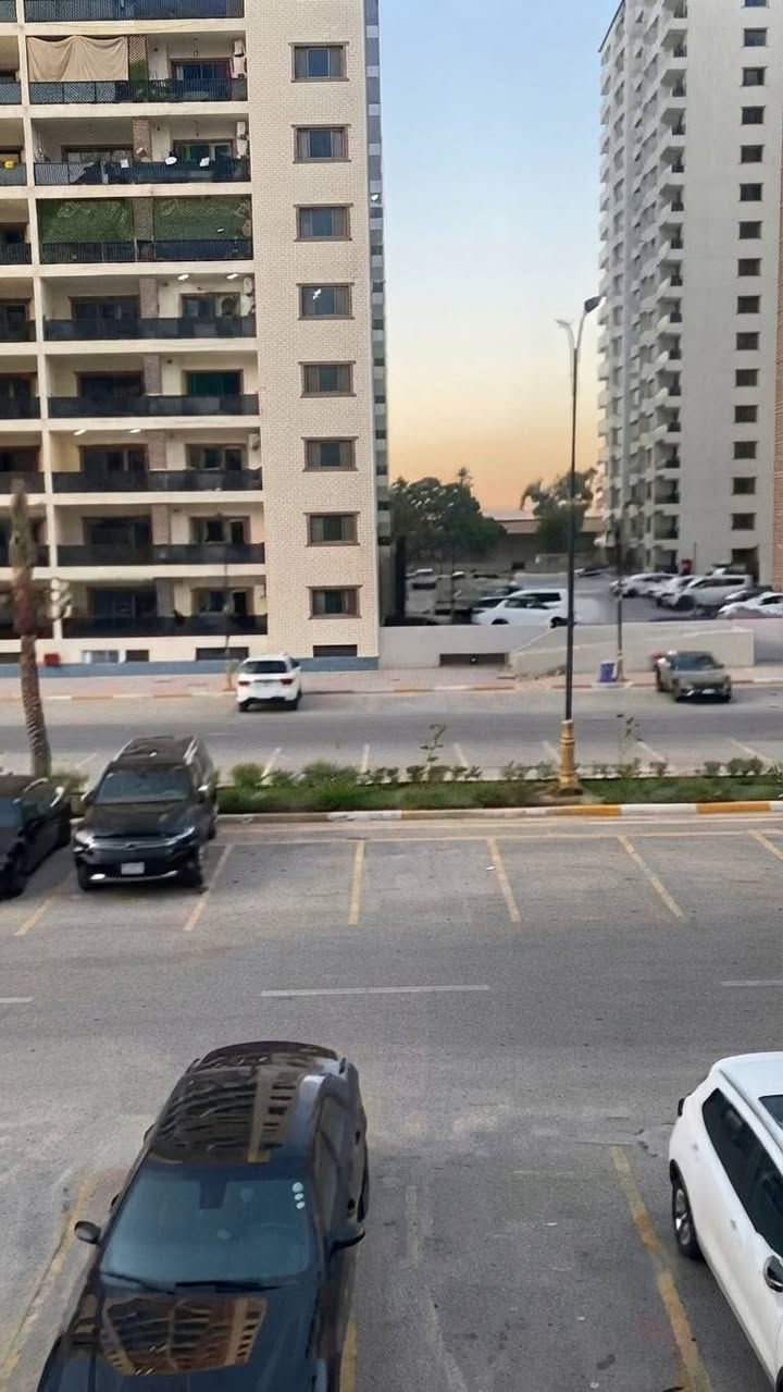 🏢 شقة مؤثثة للإيجار – مجمع دار السلام السكني

📏 المساحة: 134 م2
🏢 البناية: D14
🏙️ الطابق: ناصي
🌆 الإطلالة: خارجية 

✨ التفاصيل:
🛏️ 2 غرف نوم
🛋️ صالة
🍽️ مطبخ
🚿 حمامات
وغرفة لوندري

💰 الإيجار: مليون ونص
***********
