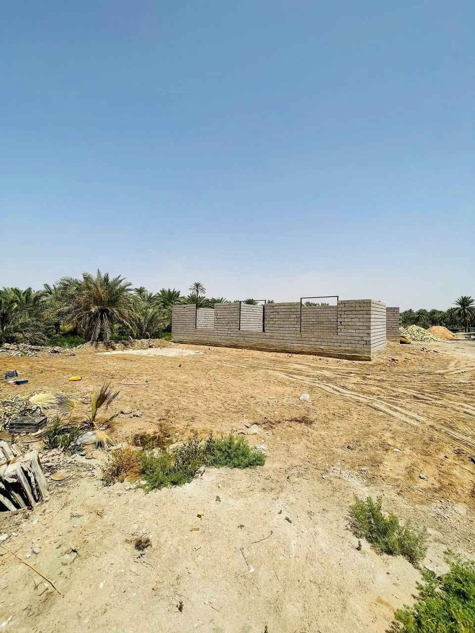 دونم للبيع
في النجف قظاء المناذره حولي الحيره طريق الصنين منطقة الرويطات قرب مدينت الاعاب الأرض السعيده 
مجاور جامع ذو الفقار 
 طابو زراعي سند 25 ب اسمي 
مع دار المساحة 300بناء مع الأثاث 
مع هيكل دار 150متر 
تفاصيل الدار (إستقبال 5x14 مع هول 5x10 مع صالة 5x6 مع 4 غرف نوم 
مع مطبخ بارد وحار 5x7 مع صحيات داخلية وخارجية 
مع حديقة امامية وخلفية 
الاستفسار على السعر الاتصال على الرقم *********** موجود واتساب
