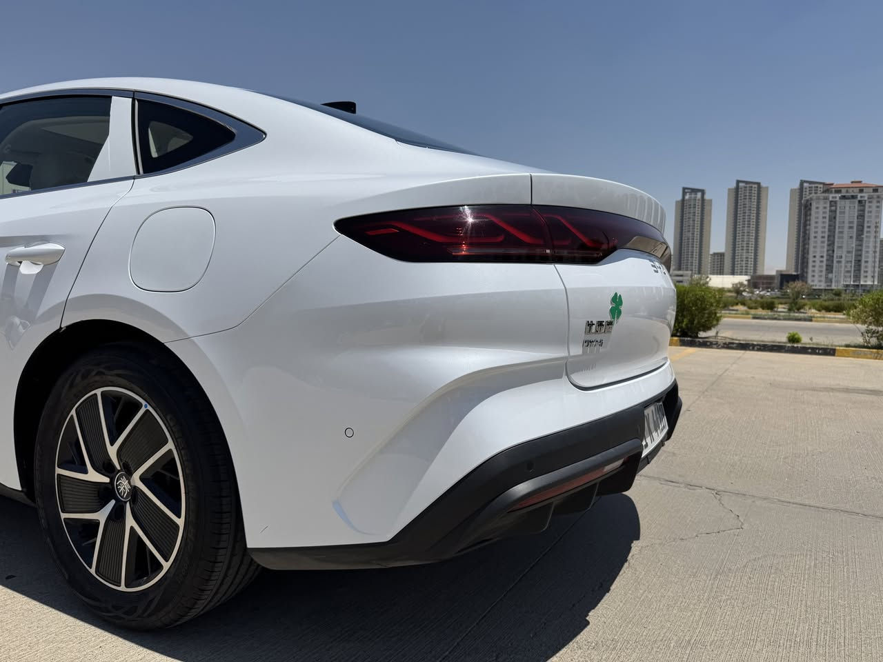 BYD Qin L 2025 PHEV 
فوول مواسفاتی پانۆڕاما
11000کیلۆمەتر 
سێ شێوازی لێخوڕین
ناو زه رد
گوشین جلد
13 کامیرە
Auto Park
Auto hold
*********** السليمانية, العراق

