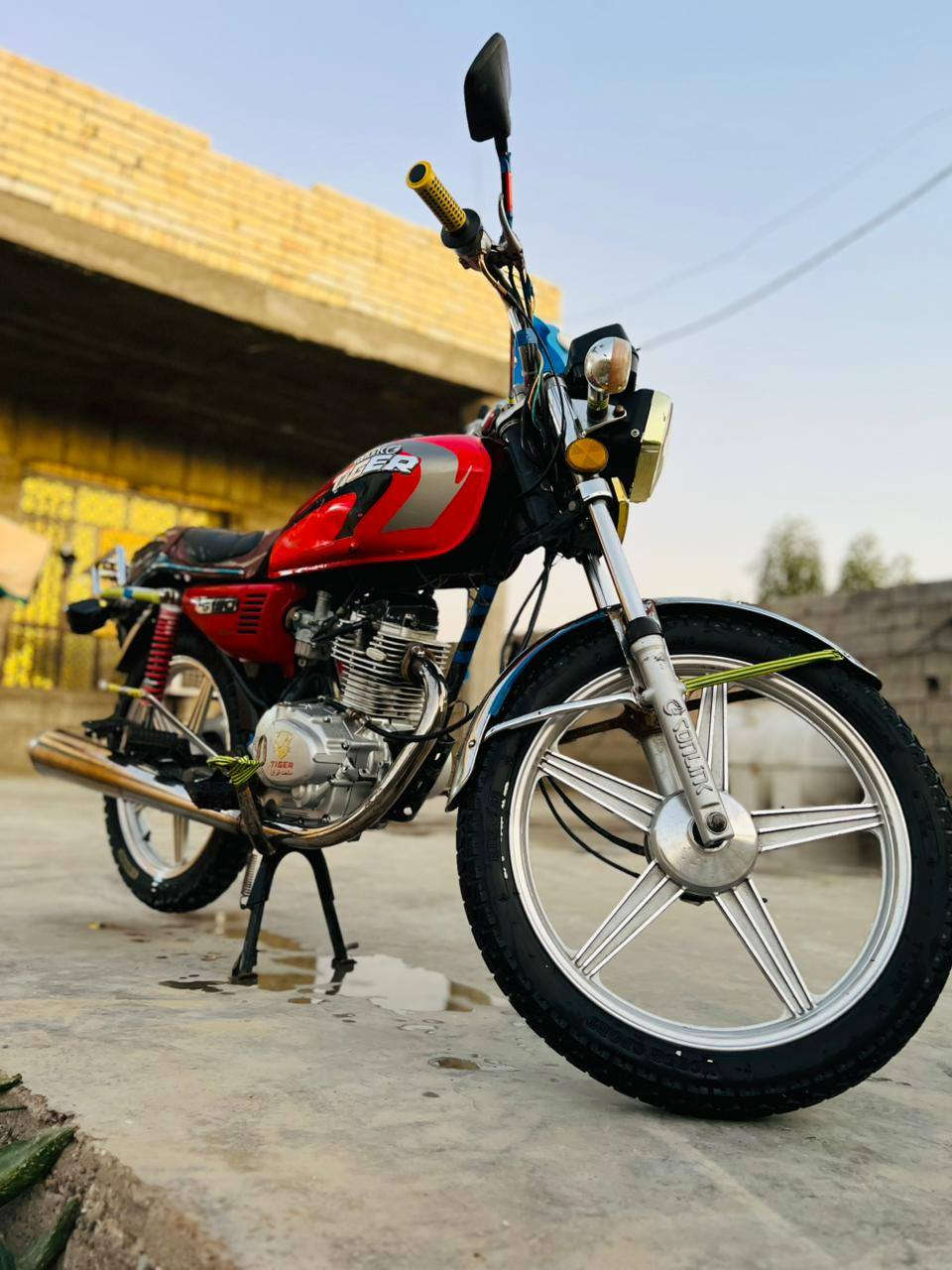 سلام عليكم دراجه يراني 4كير شوفت عينك دراجه جديده ريدهاا ب 400قفلهاا اوراق موجوده احول بسمك دراجه خير من الله لا تبخير لا بيهاا شي دراجه محرك مامفتوح مكان بسمايه قريه 10قريب ع الامين الهاتف ***********الخاص مفتوح خابر وتدلل
