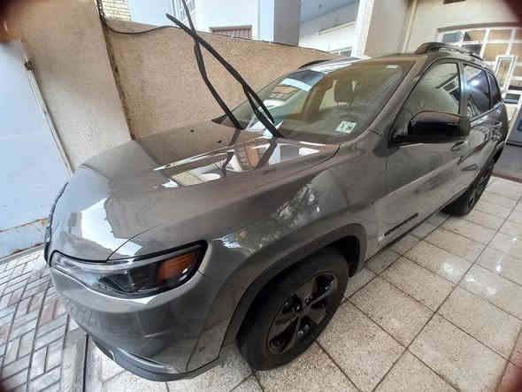 السلام عليكم
جيب شيروكي بزون 2023 اللون اسمنتي مميز اخت الجديده 
السيارة فول مواصفات لوكس أعلى فئة بالجيب بزون 
بانوراما
جنطة كهرباء واتو 
محرك 4سلندر 2400
رادار أمامي وخلفي  
انارة ترحيب بالمري
كشنات جلد
كشنات السائق والصدر كهرباء 
تبريد وتدفئة بالكشنات والستيرن
تشغيل عن بعد
لايتات زنون
بكلايت نيون 
حساس امامي+ خلفي
كاميرا خلفية
نظام نقطة عمياء
سايد بريك بصمة 
فور ويل
فتح ذاتي
نقطة عمياء
اطفاء ذاتي 
نظام ParkSense تطبك ابحدها السيارة
ماشية  19  mile
حادث السياره  ربع جاملغ خلفي ايمن 
السيارة ليبل واحد كلش نظيفه وجديده 
رقم بغداد  بإسمي تحويل مباشر
مكان السيارة: بغداد 
للاستفسار اكثر الاتصال على الرقم 
***********
