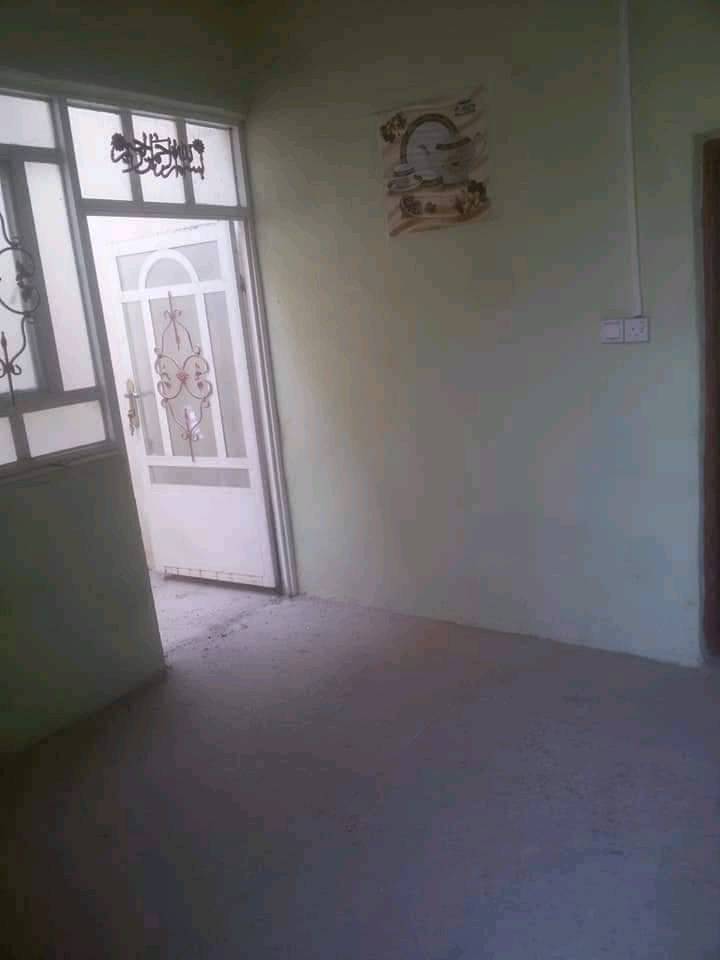 اللهم صلي على محمد وآل محمد

بيت للبيع مساحة ١٠٠م بالبراكيه قرب مدرسة الشهيد علي الرماحي وتنزل بالجري مسافه ٥٠٠ م
يحتوي البيت على غرفه وصاله واستقبال ومطبخ وصحيات داخليه وخارجيه ومنور عدد٢ بناء اساس صب كونكريت السقف عكاده شغل مرتب بناء جناي تغليف سقوف ثانويه الارضيه كاشي كهربا ء ماي دفن مدارس قريبه كافه الخدمات متوفره مستشفيات ومدارس أسواق قريبه العنوان الكوفه البراكيه

ما هي مساحة البيت بالمتر المربع؟: 
100متر 
كم عدد الغرف والحمامات في البيت؟: 
غرف ١ حمامات ٢
هل يوجد كراج أو حديقة؟: 
حديقه خارجيه
ما هو السعر المطلوب للبيت؟: 
١٨ مليون وبي مجال 
ما هو العنوان أو المنطقة المحددة في العراق؟: 
الكوفه البراكيه قرب مدرسة الشهيد علي الرماحي وتنزل بالجري مسافه ٥٠٠ م 