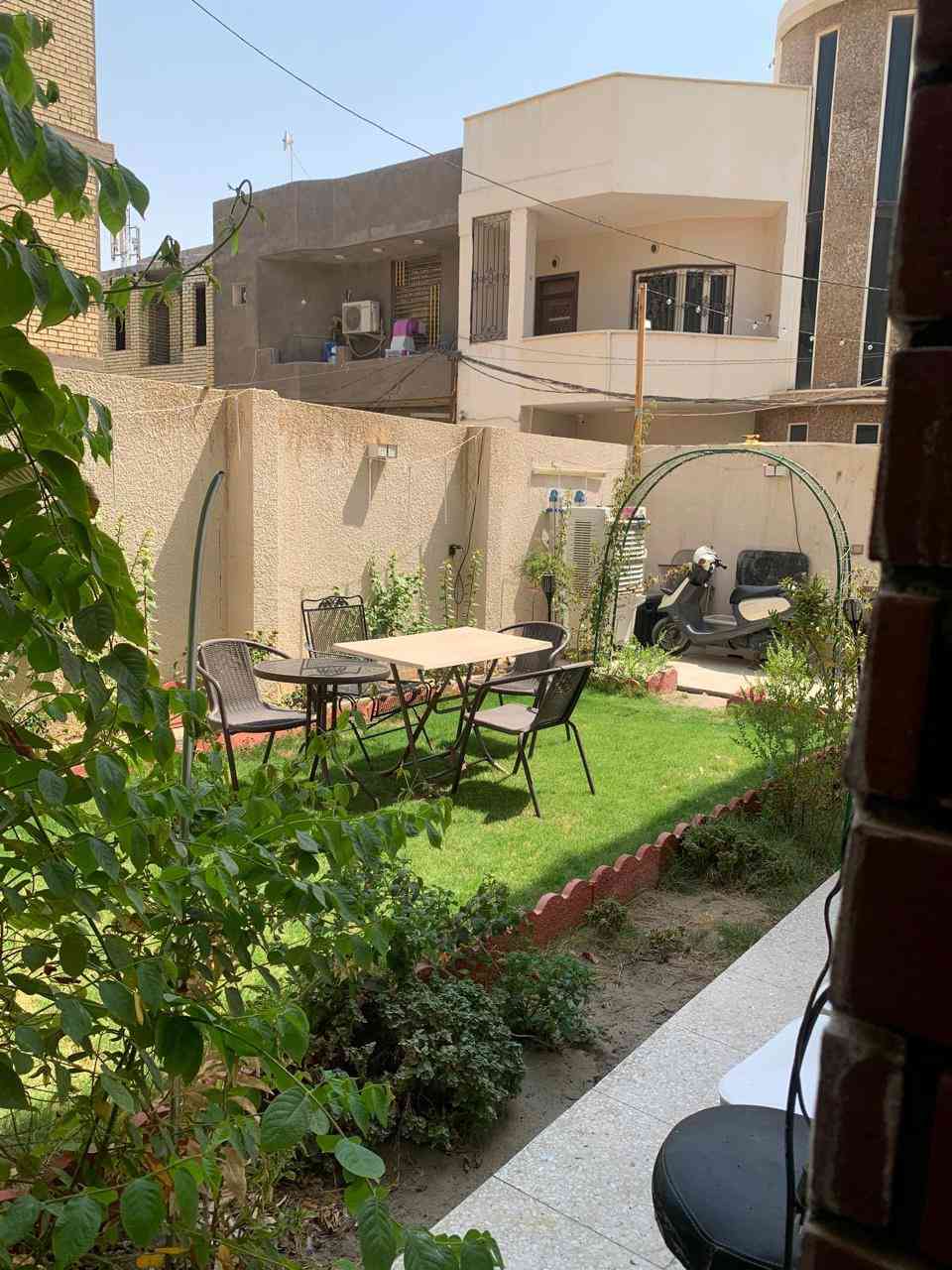 دار للبيع حي المعملجي خلف مدارس وارث مباشرتا
مساحة ١٠٠ م بناء دار مساحة ٥٠ م طابقين بناء حديث غرفتين نوم +حديقه مساحة ٥٠ م 
يباع مع الاثاث بالكامل 
للاستفسار الاتصال 
***********
