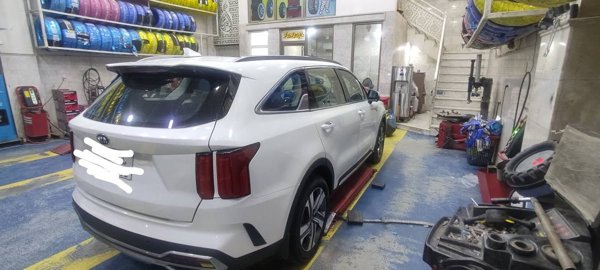 🚘 للبيع – كيا سورينتو 2021 خليجي فول مواصفات
▪️ اللون: أبيض 
▪️ الممشى: 55 الف كم
▪️ محرك سته سلندر أوتوماتيك
▪️ 7 مقاعد
المواصفات: ✅ 
✅ 4 وضعيات قيادة (Comfort / Eco / Sport / Smart)
✅ سقف بانوراما
✅ شفتات مقود 
✅ كاميرا 360° مع كامره اربع اتجاهات
✅ شاشة عرض إشارة في الدشبول
✅ شاشة عدادات رقمية
✅ شاشة وسطية Apple CarPlay 
✅ إضاءة داخلية Ambientt Light 
✅ تبريد للمقاعد الأمامية
✅ جنوط ألمنيوم أصلية.
✅ مقاعد جلد فاخرة
✅ تشغيل بصمة وتشغيل عن بُعد
✅ مثبت سرعة ذكي
✅ حساسات أمامية وخلفية
✅مكيف أمامي وخلفي منفصل
✅ كير ماوس 
✅ سايد بريك بصمة 
✅ باب خلفي كهربائي
✅ شاحن لاسلكي
✅ إضاءة LED كاملة
حالة السيارة: ✔️ استخدام شخصي 
وارد خليجي 
✔️  تخم تايرات
✔️ باتري جديد
✔️ مكينة وكير وشاصي بحالة ممتازة
✔️ للعلم السياره بيها تجيه ع جهه اليمنه مصلحه وجاهزه من كلشي

💰 السعر: (190 وبيها مجال ) 
📞 للتواصل: ( *********** ) او مراسلة 
"سيارة عائلية فاخرة، مريحة، اقتصادية، وجاهزة للاستخدام مباشرة."
