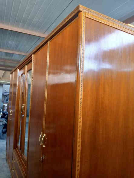 كنتور ٦ابواب تسكام  ٦رفوف مع تعلاكتين ملابس نضافه شكل انته تقيم الارتفاع ٢٢٥ سنتيم عرض ٣ونص سعر ٣٢٥  وذا مع شد والنقل ٣٧٥ والشراي نتساهل عنواني كربلاء حي عامل منطقه ثانيه رقمي ***********
