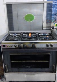 طباخ كرياز اصلي حجم كبير بس الجامه مال فرن مكسوره بس الفرن شغال الفوق ...