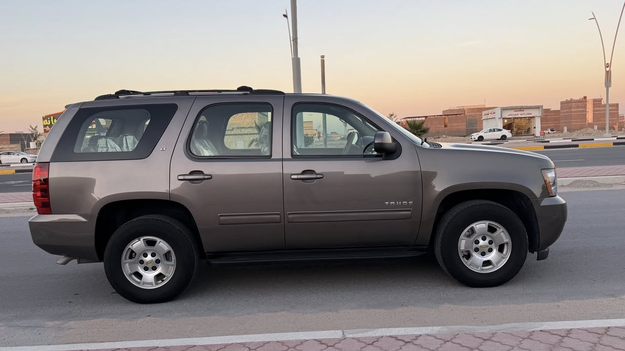 تاهو ادوات ) الموديل 2013 الون چكليتي خليجي داخل عسلي السياره كلش جديده صار يومين من دخلت  كفاله من الضربه والگص والفتح بيها صبغ كم قطعه بالخليج تجميل طخم تاير جديد تبريد+ تدفئه كواتم ابلاد سياره كارتون  السعر 125$  هاتف ***********
