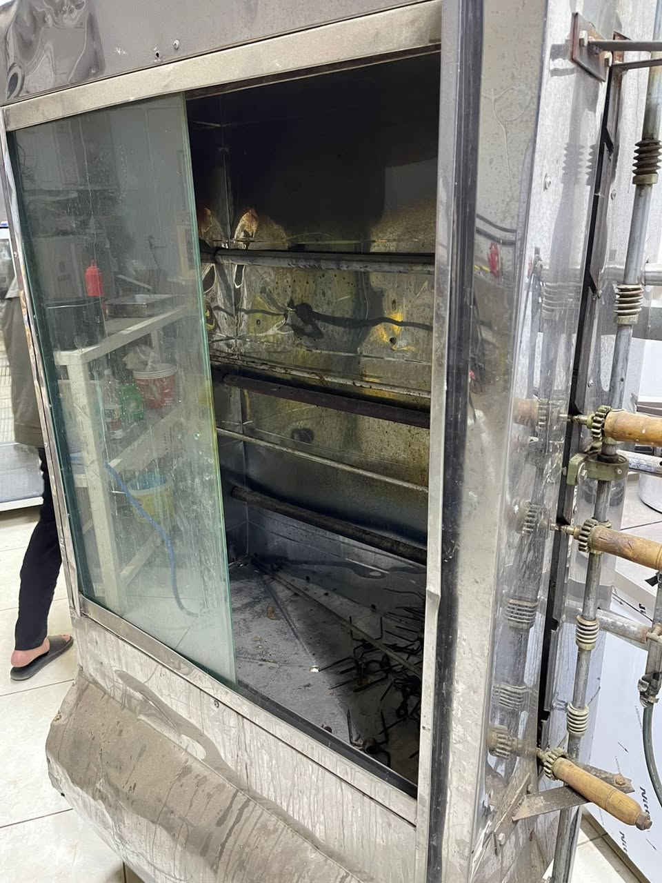 السلام عليكم
شواية دجاج  كاملة ونضافة للبيع او مراوس فرن بيتزا

السعر ٢٠٠وبيها مجال موجود خاص او اتصل ***********
