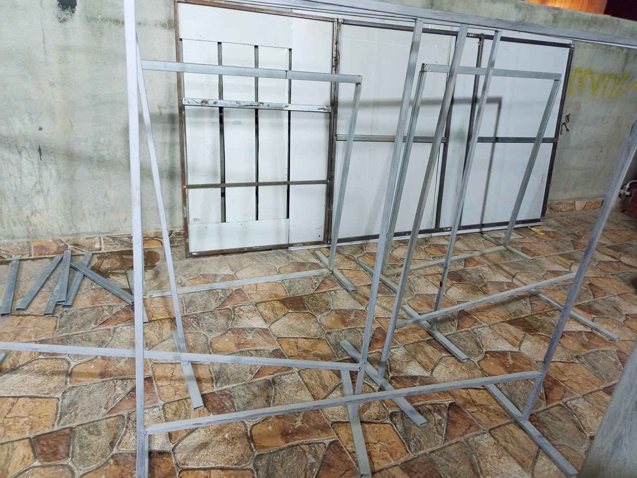 للبيع مليكانات ستاندات رفوف كماليات داخليات شراي يتصل ***********
