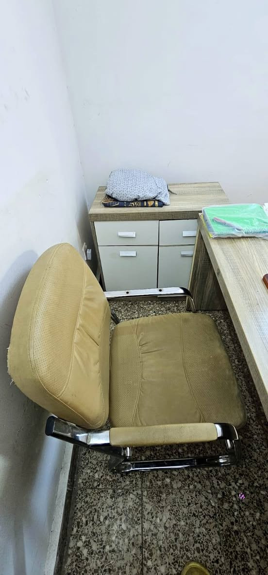 السلام عليكم اثاث مكتبي كامل تكم اكثر من روؤؤؤؤعه امانة الله مال شركة بس صار عملي بغير مكان نقلتهم البيت 
أي استفسار اتصل بي واتساب ***********بغداد حي العدل شارع القاده
