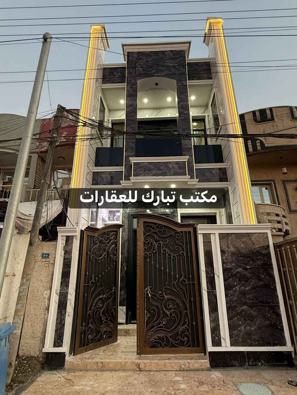 الدار للبيع 🏡 السعر235 مليون وبي مجال 💵
الشعب شارع الاسواق المركزية الضباط الكويتي موقع جيد 
المساحة 84 م 
الواجهة 4 م 
النزال 21 م 
حائط مستقل 
يحتوي الطابق الارضي على كراج صغير
الدار مدخلين 👌👌
استقبال ومطبخ حار وبارد ومنور وخدمات وغرفة نوم
ويحتوي الطابق الثاني على غرفتين نوم وخدمات ومكان غسالة وبيتونة كبيرة
وسطحين 
(للاستفسار اكثر يرجى الاتصال على الرقم 
متواجد هذا الرقم على الواتس اب والماسنجر (*********** )
او على الرقم التالي ***********
او زيارة مكتب تبارك للعقار والمقاولات الكائن في شارع الاسواق المركزية قرب مطعم ميامي

