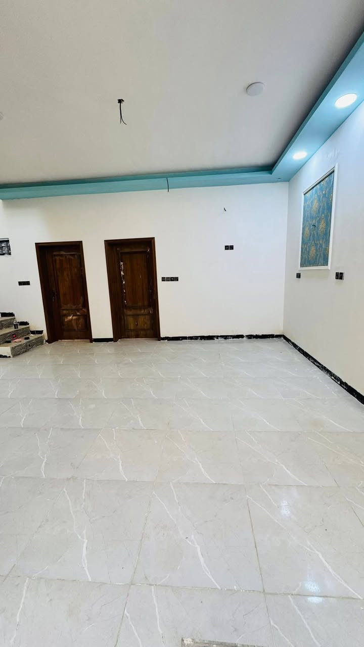 اللهم صلي على محمد وال محمد السلام عليكم بيت للبيع مساحه 150 متر واجه 7 ونص نزال 20 طابقين زيرو غير مسكون الطابق الاول يحتوي على غرفتين نوم وكلدور ومطبخ واستقبال وحديقة داخليه شلال الطابق الثاني غرفتين وكلدور موقع البيت شارع 80 شارع العلويه شريفه ع الرابط بين شارع 80 وشارع 100 مقابل الملعب قريب ع الشارع خدمات كامله منطقه متكاملت البناء سعره حلو ومناسب 

الاستفسار.   ***********
