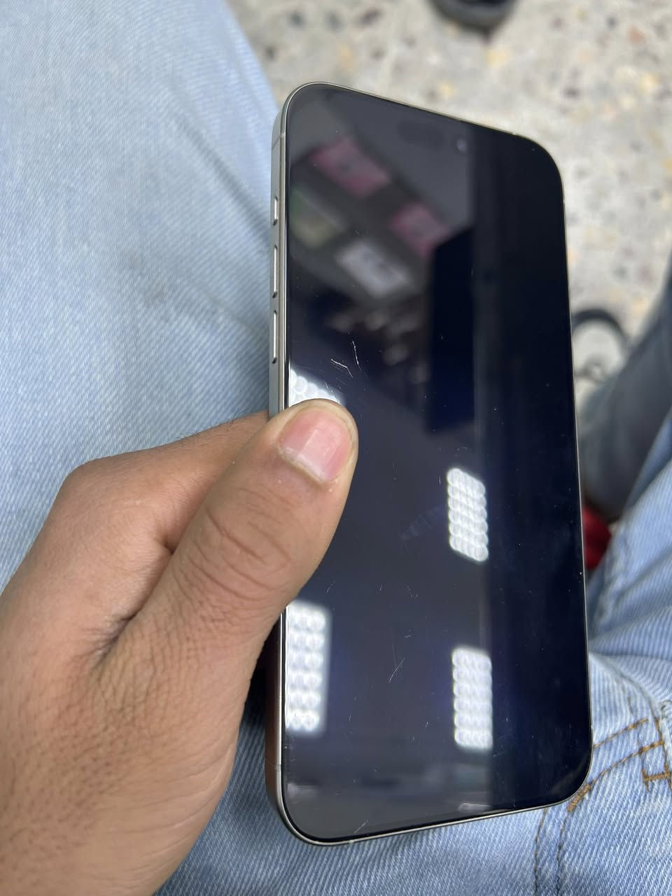 ايفون 15 برو ماكس
نظيف الجهاز بطاريه 88 ماستر AAA
ذاكرة 256 
مشحون 400 مره 
مكاني بغداد ***********
