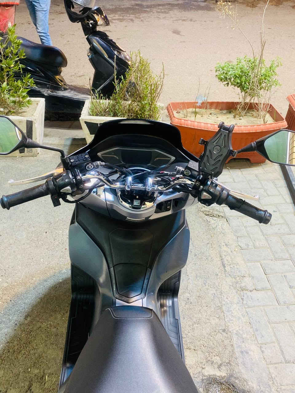 لسلام عليكم 
دراجه pcx جيل الرابع موديل ٢٠٢١ فول مواصفات كفاله عامه ياباني استيراد فيتنام 
تدفئه يدات 
مانع تزلق ايبي اس 
حساسات 
ماشيه ٣٦ 
الدراجه فول نضافه ع فحص 
السعر ٢٢ وبيهه مجال للتواصل *********** مكاني بغداد حي الجهاد فقط اتصال ع رقم
