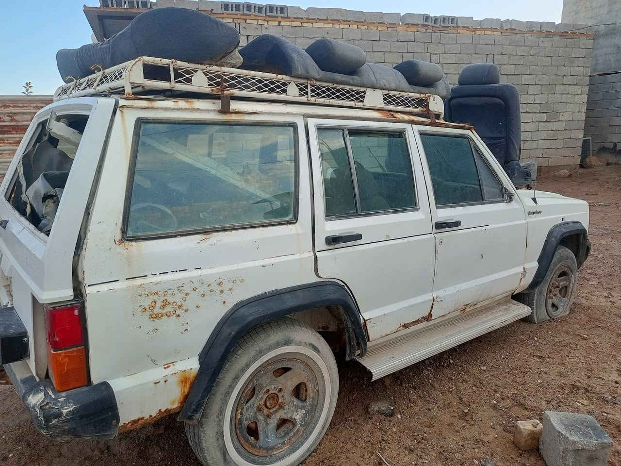 السلام عليكم سياره جيب باجيرو موديل 94 محرك فيفيتي العنوان البصره الهارثه بيع تصقيط  للاستفسار رقم صاحب السياره انا مكلف بلنسر ***********
