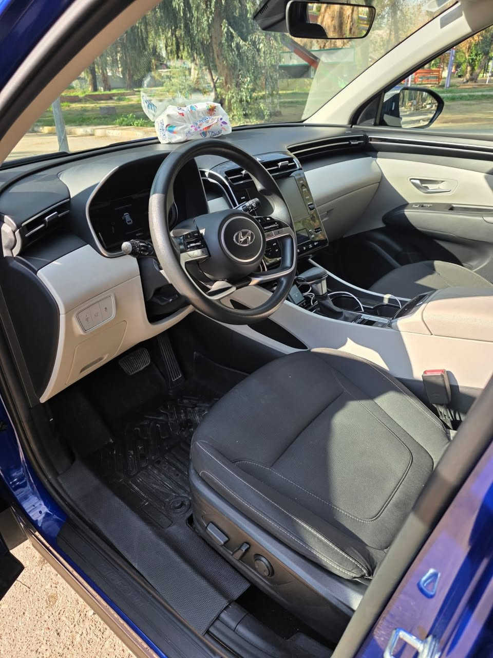 سلام عليكم اخوان توسان موديل ٢٠٢٤ السياره نضيفة بدون حادث مجرد بارد شبر ب البنيد سياره كلها على البلاد ليبل واحد 
المواصفات :
بصمة
فول رادار
داخل لونين
كشنات كهرباء
تدفئة كشنات
 جنطة كهرباء
اخوان السيارة جديده و مكفوله من الصبغ 
مكاني الدورة ابو دشير السعر 188 و بيها مجال 
للتواصل : ***********
