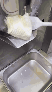 #معرض #الايطالي
إنتاجيه Ds فريكومات تيتان أيطاليا 🇮🇹
10. لتر 
مستخدم نضيف جداً 
محور سويچ سرعتين 
المكينه جاهزه من كلشي 
انتاج ناعم 
تبريد ماء 
3فيز 

السعر والتفاصيل مراسله الصفحة 
اؤ الأتصال هـ. ***********.   او.    *********** 
العنوان بصره آبي الخصيب حي العسكري 
#سيدحسين
