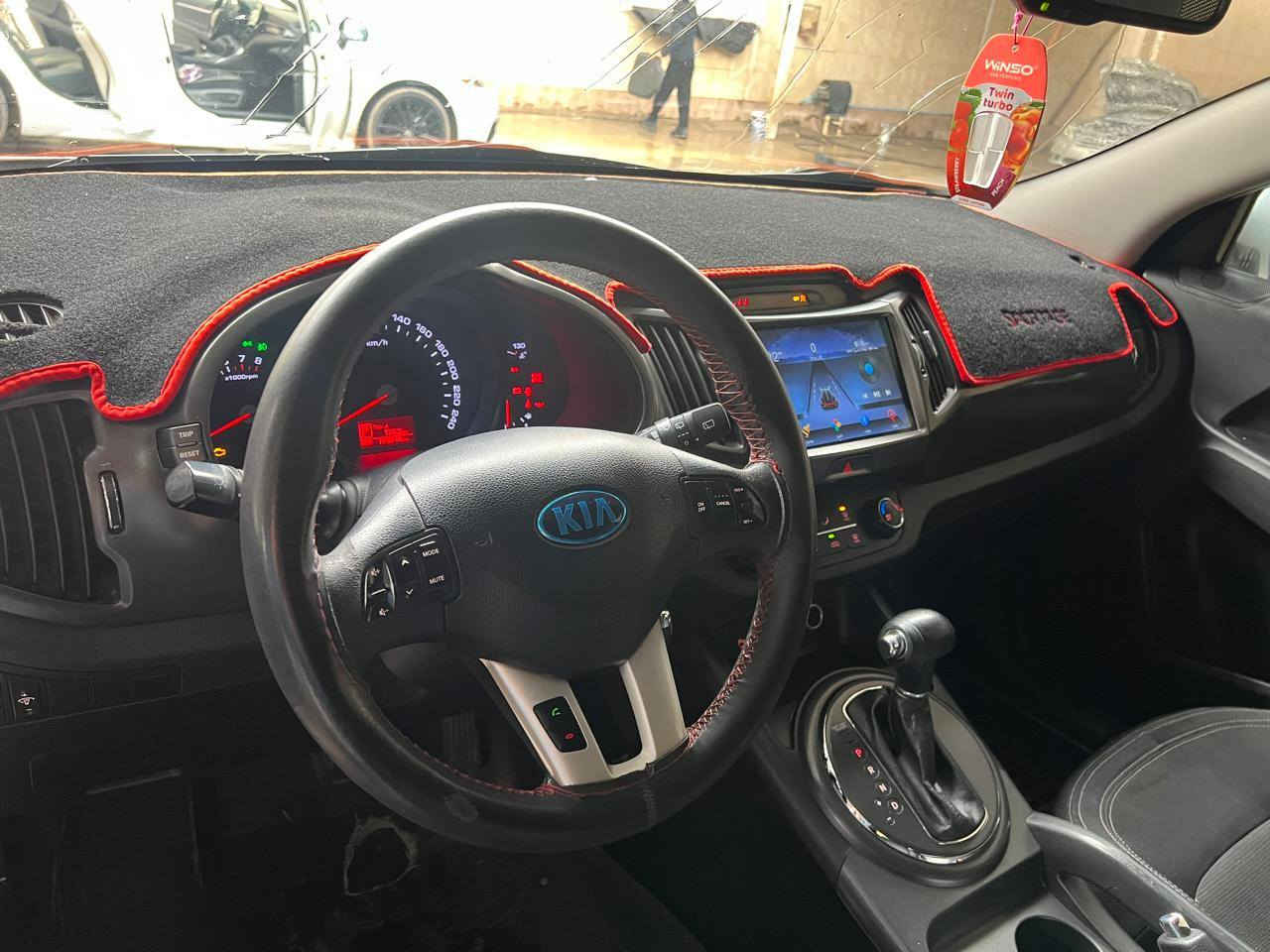 سلام عليكم سبورتج للبيع موديل  2014 كلين  ماشية 192 الف حقيقي سيارة جديده طخم جديد باتري جديد تايرات جديد جاهزه من كلشي مواصفات تحكمات. استيرن داخل لون اسود بلاجكتورات زنون للتواصل *********** السعر 154 وبيها مجال للطيبين
