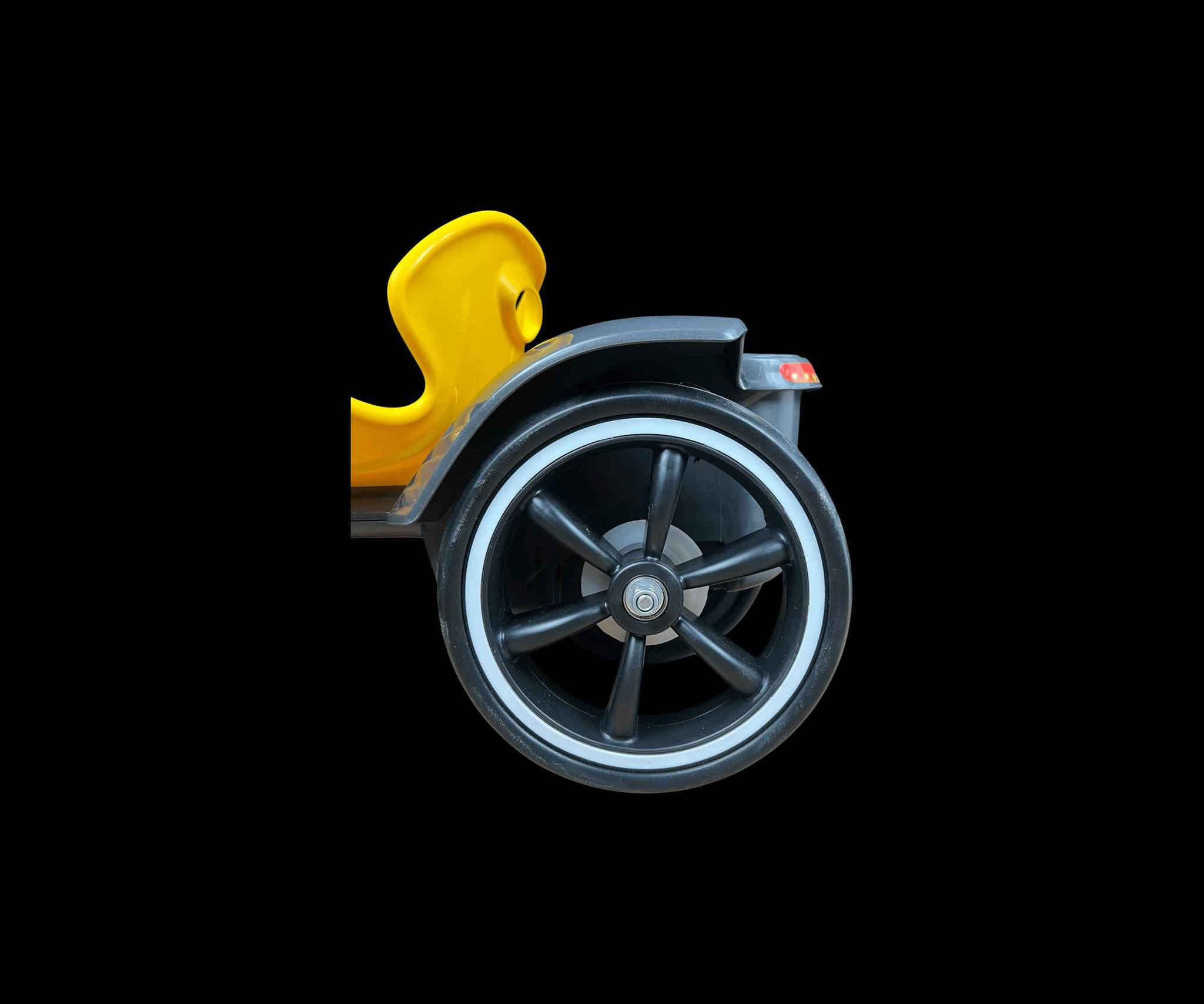 سيارة أطفال كهربائية قابلة للطي مع تحكم عن بعد – Go Kart

الاستخدامات:

لعبة ممتعة وآمنة للأطفال للقيادة داخل المنزل أو في الحدائق والساحات.

تطوير مهارات التوازن والتحكم بالحركة لدى الطفل.

مناسبة كنشاط ترفيهي يومي أو كهدية مميزة للأطفال.

يمكن استخدامها بوضع القيادة اليدوية أو عبر جهاز التحكم عن بعد للأهل.

المميزات:

تعمل بنظام بطارية قابلة لإعادة الشحن.

مفتاح تشغيلإيقاف خلفي (Power ONOFF).

أزرار تحكم أمامي وخلفي على المقود.

مزودة بمؤثرات صوتية وأزرار موسيقى مدمجة في المقود.

جهاز تحكم عن بعد للتحكم بحركة السيارة (تقدم  تراجع  توجيه).

هيكل قوي مصنوع من بلاستيك متين وآمن للأطفال.

عجلات عريضة وثابتة لثبات أفضل أثناء الحركة.

مقعد مريح بتصميم منحني لدعم ظهر الطفل.

إمكانية تعديل وضعية المقعد (أمام  خلف) حسب العمر.

نظام طي لتسهيل التخزين والنقل.

زر أمان مزدوج في نظام الطي لتثبيت الهيكل بإحكام.

طول سلك الشاحن: 100 سم.

قياس الكارتون:

- الطول: 80 سم
- العرض: 27 سم
- الارتفاع: 25 سم

محتويات الصندوق:

جسم السيارة.

4 عجلات.

جهاز تحكم عن بعد.

شاحن كهربائي.

مفك + عدة تثبيت (وردات معدنية وبلاستيكية).

دليل استخدام.

الملاحظات:

يجب شحن البطارية بالكامل قبل أول استخدام.

يُفضل إشراف شخص بالغ أثناء استخدام الطفل.

لا تُستخدم في الأماكن المبللة أو أثناء المطر.

العمر المناسب يحدد حسب حجم الطفل وتحمله للجلوس والتحكم.

يتم تركيب العجلات حسب التعليمات المرفقة في الدليل.

توصيل بغداد ومحافظات بغداد, العراق


**إذا كنت صاحب هذا الإعلان وتريد حذفه لأي سبب، رجاءا أرسل رسالة إلى الدعم الفني**