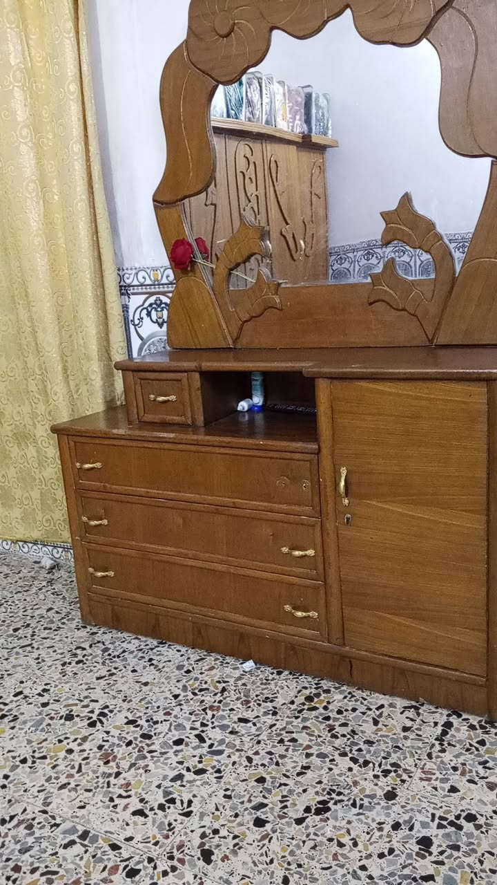سلام عليكم ملحقات غرفه للبيع نضيفه جداً خشب قوي مابيه اي ضرر السعر 150وبيه مجال بغداد الحسينيه قرب جامع شهيد رائد ***********واتساب
