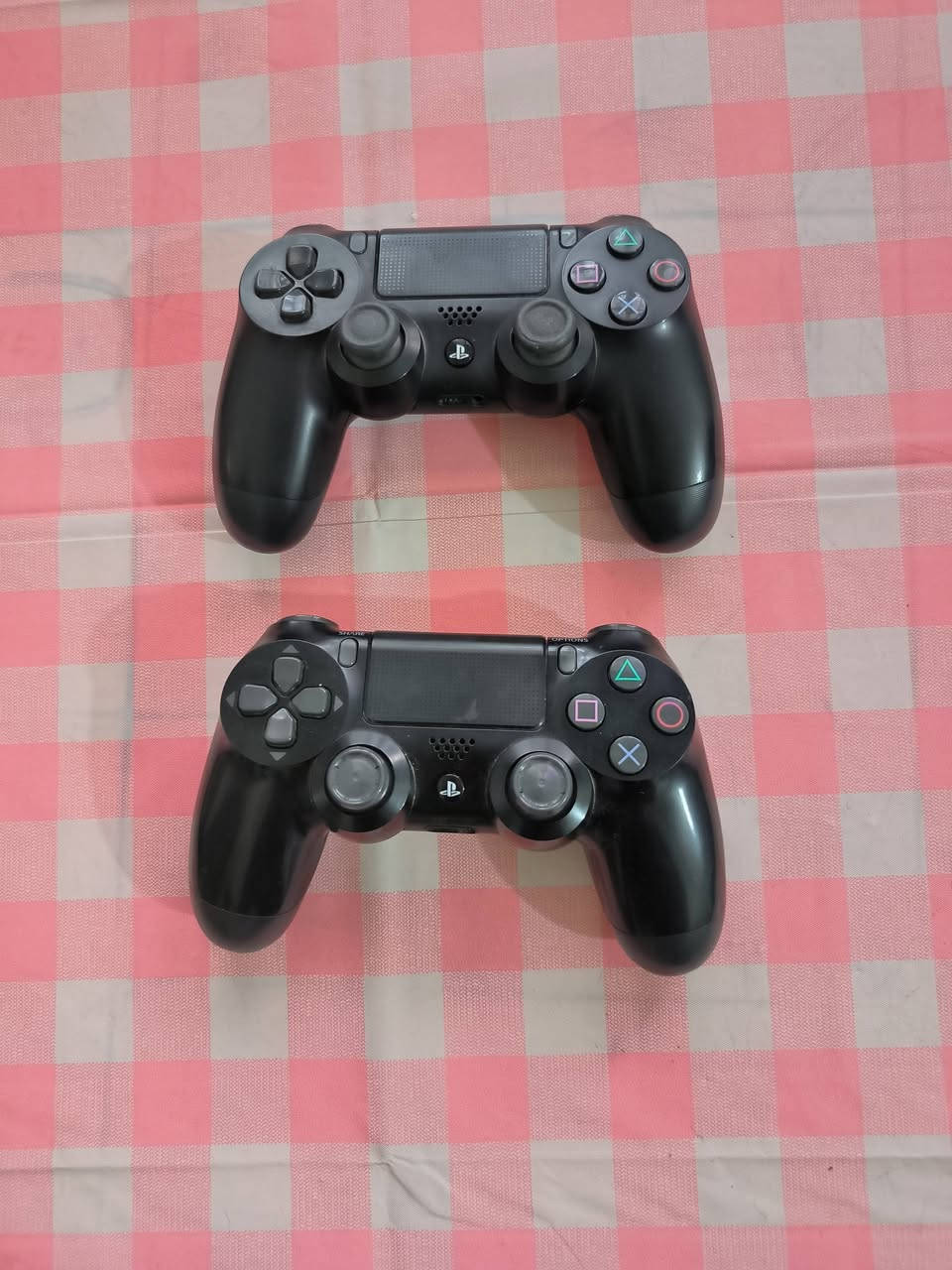 السلام عليكم
PlayStation 4(بليستيشن 4) كلش نضيف للبيع 
اقراص عدد 4+جوستكات عدد 2+ مروحه مبرد شاحن
السعر 300 الف وبي مجال استفسار رقم واتساب ***********
اور مراسله الصفحه وشكرا 🤍.
