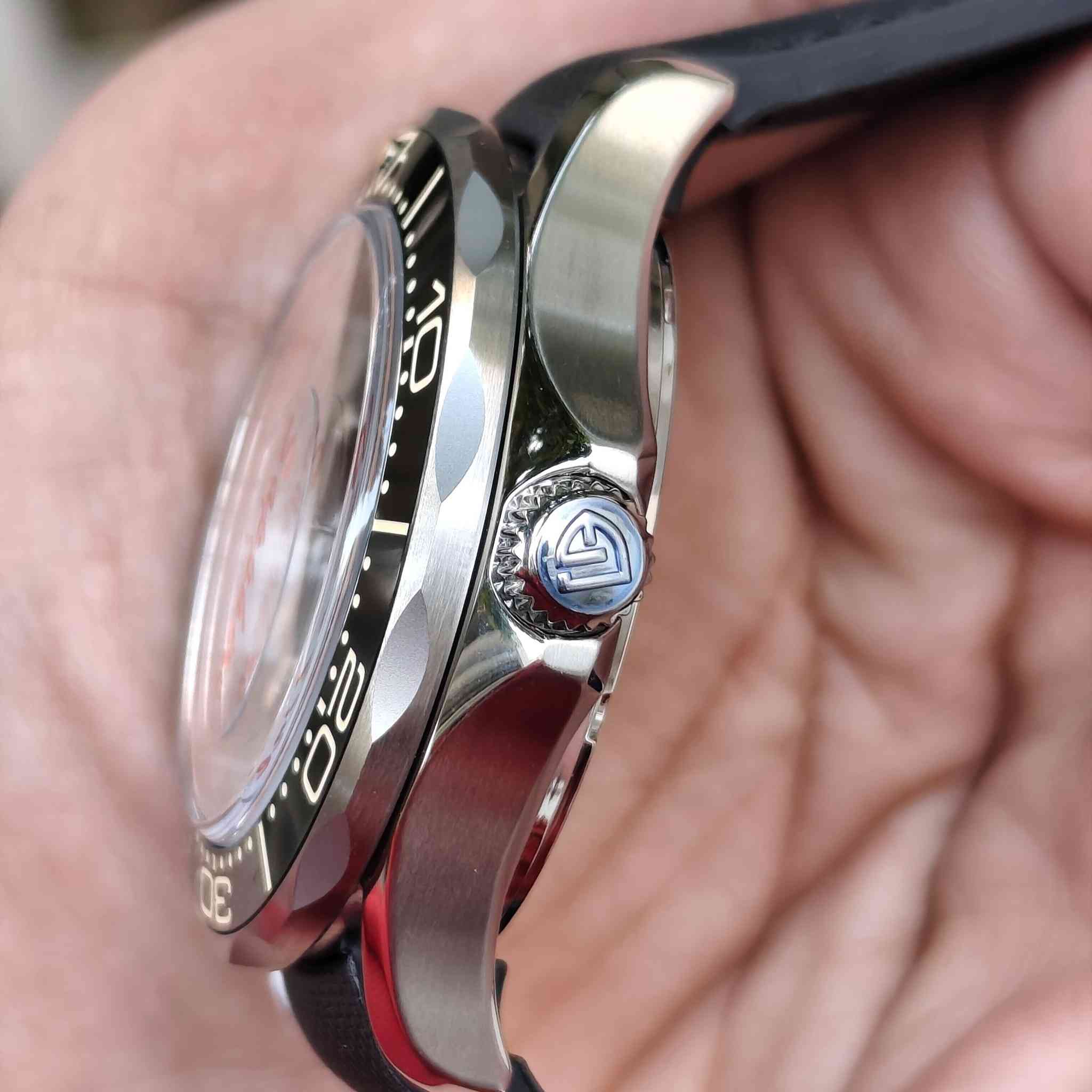 Pagani Design PD-1667 ساعة ماركة باكاني دزاين اصلية
(الصور خاصة بالساعة اني مصورها)
جديدة لوك  متوفر اكثر من قطعة (السعر اذا اكثر من قطعة يفرق)
ساعة اسطورية حرفياً 
أبرز مواصفات الساعة:
الماكنة (الحركة): ماكنة الساعة يابانية أوتوماتيكية من سيكو Seiko NH35 المعروفة بدقتها وموثوقيتها
المواد والتصميم:
الهيكل: مصنوع من الستانلس ستيل (الفولاذ المقاوم للصدأ) بقطر يبلغ 42 ملم وقفل بحري
الإطار: إطار سيراميك دوار باتجاه واحد مع رنك دوار 
الزجاج: كريستال ياقوتي (Sapphire Crystal) مقاوم للخدش.
المقاومة للماء: مقاومة للماء حتى عمق 100 متر (10 بار)، 
مينا وعقارب مضيئة (Luminous) لسهولة القراءة في الظلام، مع نافذة لعرض التاريخ. 
(متوفر فيديو للساعة)
متوفر توصيل لكل العراق 🇮🇶


**إذا كنت صاحب هذا الإعلان وتريد حذفه لأي سبب، رجاءا أرسل رسالة إلى الدعم الفني**