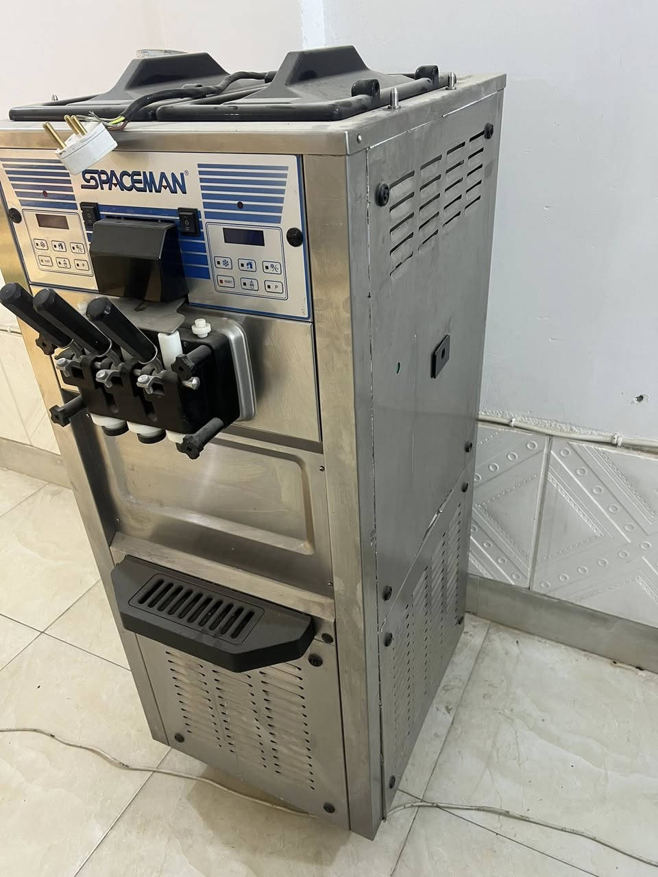 السلام عليكم 
مكينه سوفت نظيفه جدا للبيع 

ومكينه ازبري ايطالي للبيع 

استخدام قليل وبحاله جيده جدا للاستفسار الاتصال على الرقم ***********
مكاني الشطره
