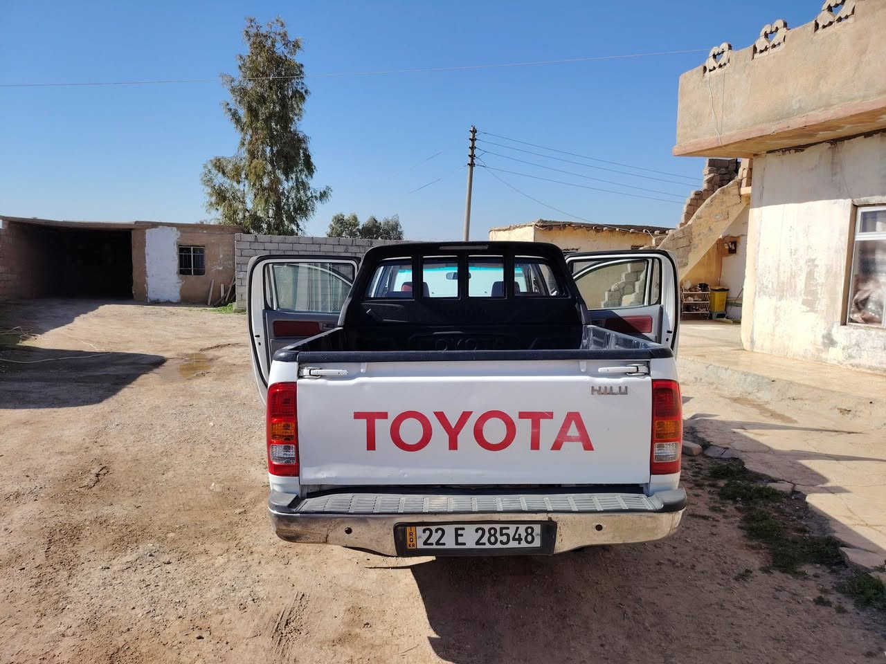 تيوتا هايلوكس 2011كويتي باب اول... 
سنوية جديدة هزة جديدة.. باسمنا الشرعي... 
بيها ملاحضات جاملق امامي صبغ.. بقية ملاحضات بسيطة.. محرك مفتوح... 
مكان جنوب الموصل متواجد على رقم ***********...
