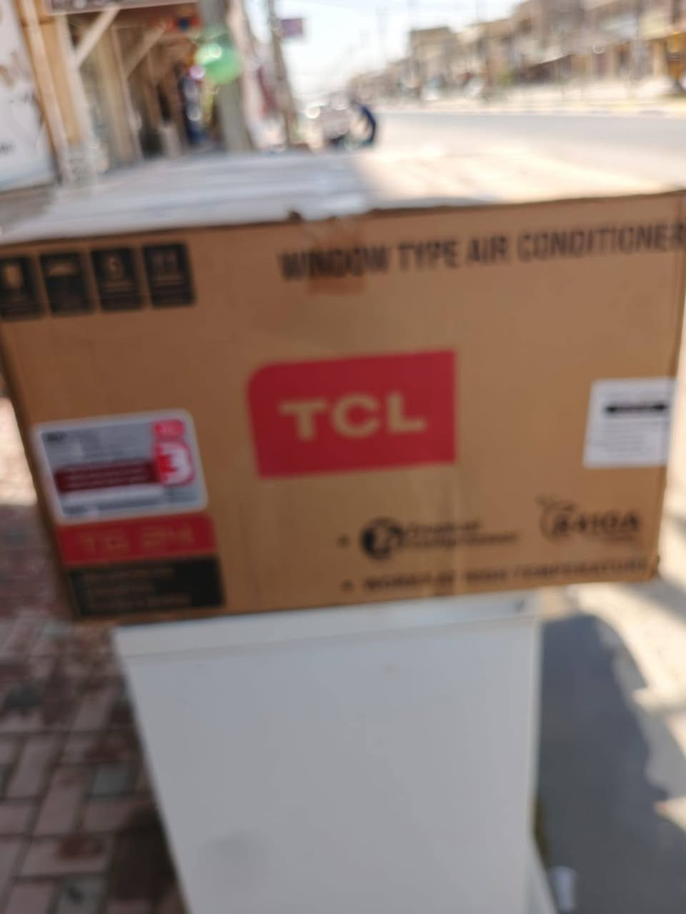 السلام عليكم /مكيف للبيع جديد بلكارتون مامستعمل ابد نوع TCLالسعر 450الف مكاني كربلاء قرب الجاير اليريده خل يتصل علرقم ***********

