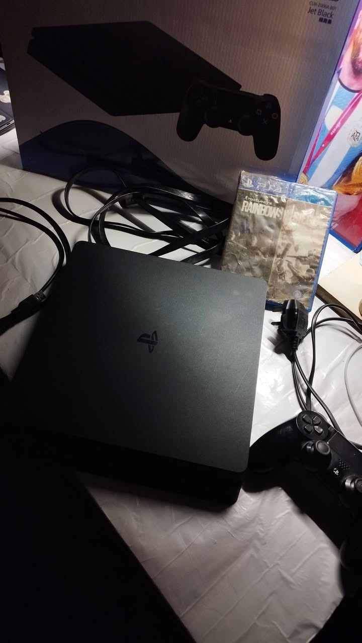 جهاز بلايستيشن 4 سلم اخو الجديد 1 تيرا وويا قرص
 الجهاز ما مفتوح ابد افحص و شوف 
يجي ويه الجهاز كيبل Hd اصلي طويل 
و قرص ريمبوسكس نضيف ما بي ولا شخط 
و كيبل شحن طويل لليده
ويده اصليه ما مصلحه ابد 
الجهاز مال جناي يعني ما تعبان ابد 
وياه كارتون 
نظام الجهاز 13.04 
الجهاز تاخذه و تنام ما تفكر ب اي شي 
السعر 255 وبي مجال بسيط حگ الجيه 
متواجد وتساب فقط
الموقع-البصرة الجبيلة
 ***********-0772344520
