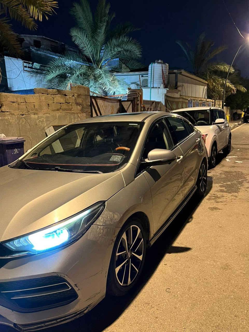 للبيع: شيري أريزو 6 
 * الموديل: 2020
 * المواصفات: شاشة، كاميرا، حساسات، تشغيل بصمة، مقاعد جلد، فتحة سقف.
 * ملاحظة الأمانة والضرر:
   * السيارة تحتوي على دعمة في الباب الأمامي لجهة السائق (مصلحة 
   * التبريد بحاجة إلى غاز فقط.
 * الوضع القانوني: السنوية محجوزة وتصبح حرة نهاية عام 2026.
 * مكان التواجد: البصرة - دور الضباط.
السعر: 80 ورقة (قابل للتفاوض البسيط).
للتواصل والاستفسار: ***********
