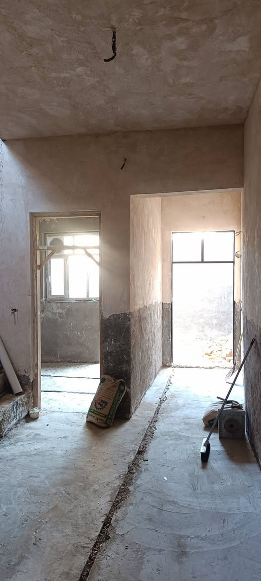 سلام عليكم بيت طابو صرف المساحه 108متر بناء ترجه اوله /كونكريت/ طابوك البيت كله بس التشاريف فرمستون  طابق واحد البيت عايز كاشي وسيراميك ولباقي كله كامل الرضيه صبه قويه فارش جواه لايلون قبل لا اصب الموقع البيت الكوفه شارع السكه قرب جامع الرشاديه ثاني فرع عن الشارع العام سعر 65 وبي مجال قليل رقمي***********
