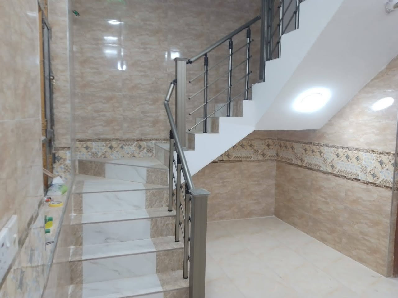 تحيه طيبه
بيت للايجار نظيف جدا بناء جديد ١٠٠ م مربعه طابق واحد 

يحتوي على غرفه واستقبال وهول ومطبخ  ومجمع صحيات 

🌺🌺🌺

شارع ٨٠ الفرع المقابل مول سيد زيد قريب من الشارع 

مطلوب عائلة صغيره 

مبلغ الايجار ٢٥٠ الف شهريا 

***********

اتصال فقط
