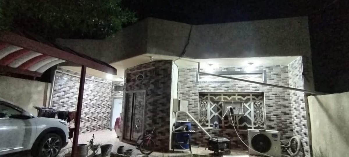 دار سكن طابو صرف في ( حي الأمير ) 
ثاني فرع في شارع بيت ( سيد جابر ) 
مساحة ٢٥٠ م - بناء طابوق - سقف صب كونكريت 
شارع عرض ١٠ م - استقبال صالة مطبخ +غرفة نوم واحدة + صحيات داخلية عدد2
جميع الخدمات  متوفرة  - مجاري - صب - 
( تبليط قد الأنشاء ) 
( يرهم مراوس مع قطعة في حي الامير )

للاستفسار مراجعة مكتب غازي للعقار   
واسط - الزبيدية - قرب أفران المائدة  *********** 
***********
