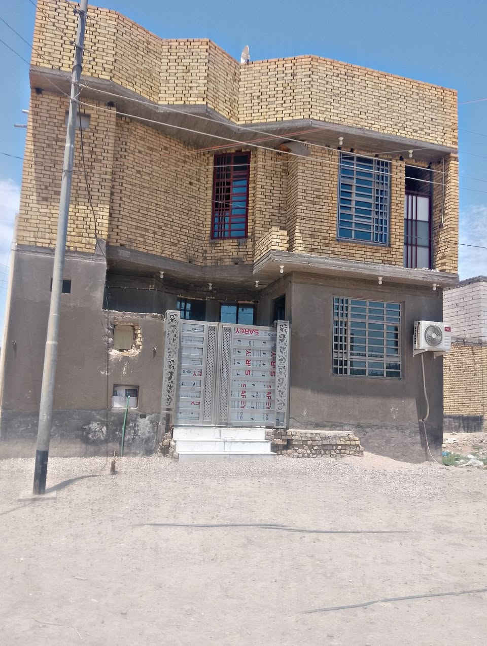 السلام عليكم بيت البيع مساحه 100 متر ركن وجهين طابقين الطابق الثاني عوزه بس لبغ وبيضا مكان شارع ابو البنان خلف الواقعه مقاطعه 25 عرض الشارع 20 متر قريب ع الشارع التبليط  سعر البيت 125 وبي مجال ***********
